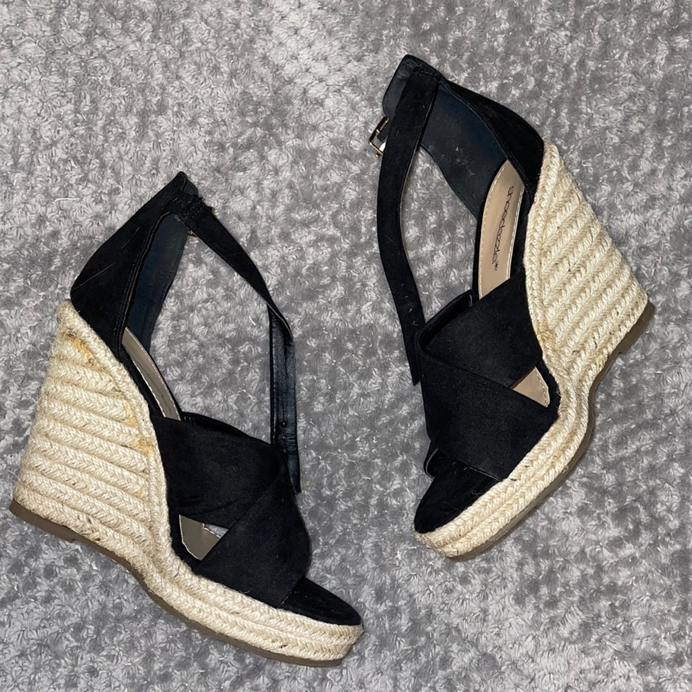 Black wedges
